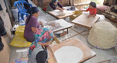 Antalyalı kadınların imece usulü yufka ekmek mesaisi