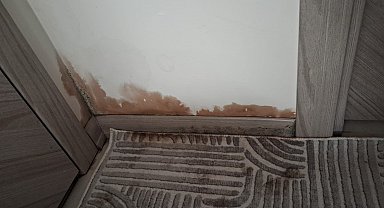 Apartman dairelerinin her yerinden su sızmaya başladı