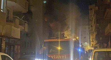 Apartman dairesi küle döndü, ev sahibi komşuların yardımıyla evden çıkartıldı