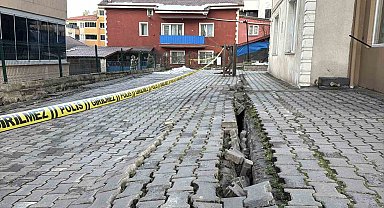 Apartman önündeki çatlaklıklar istinat duvarına zarar verdi
