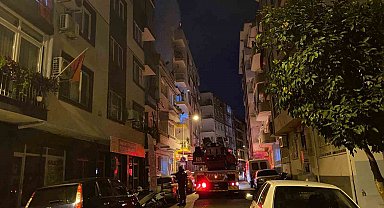 Apartmanın çatısından yükselen yoğun duman ekipleri harekete geçirdi