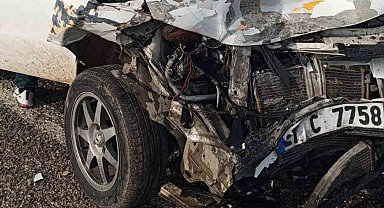 Araban'da otomobil ile kamyonet çarpıştı: 2 yaralı