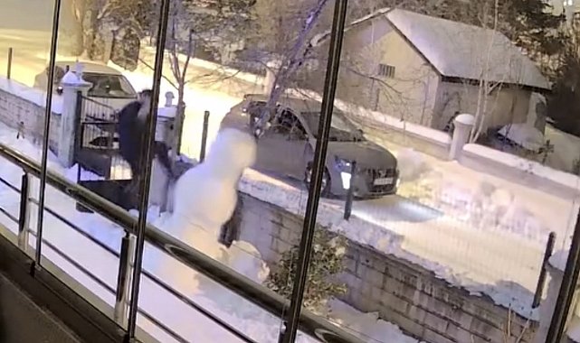 Aracından indi kardan adamı yıkıp gitti