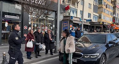 Araçların önüne atladı, trafiği birbirine kattı, kendisini durdurmak isteyen polisi peşine taktı