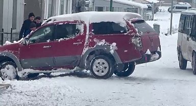 Ardahan'da buz tutan yolda araçlar ilerleyemedi