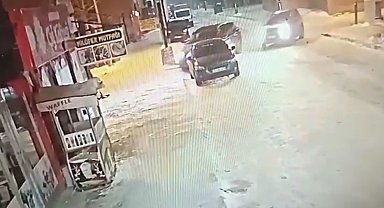 Ardahan'da otomobil iş yerine daldı