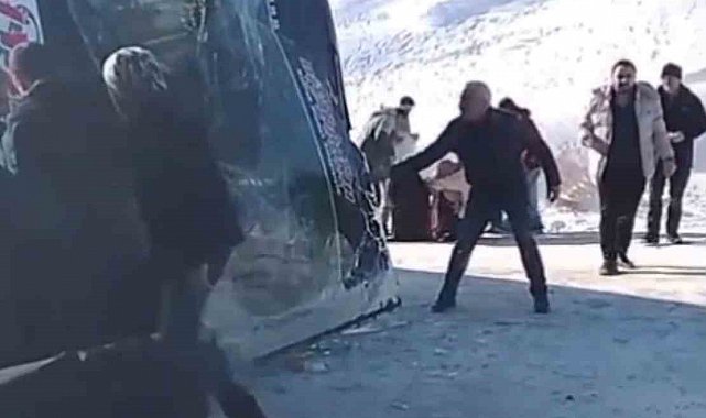 Ardahan'dan gelen yolcu otobüsü Susuz'da devrildi: 17 yaralı