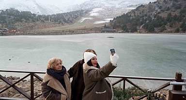 Ardıçlı Gölü buzla kaplandı