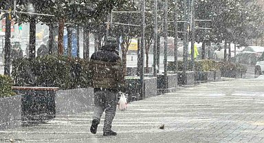Arnavuköy'de kar yağışı