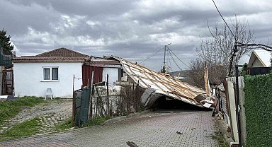 Arnavutköy'de çatı 30 metre uçarak başka evin üzerine düştü