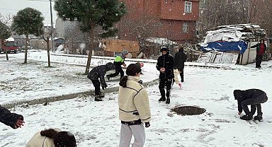 Arnavutköy'de çocuklar kar topu oynayarak tatilin tadını doyasıya çıkardı