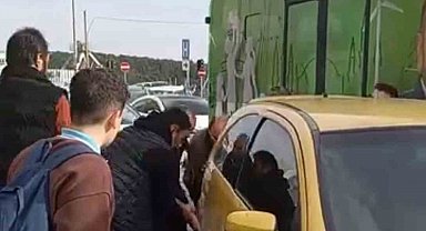 Arnavutköy'de ilginç anlar: Otobüse yol vermek için aracı elleriyle kaldırdılar