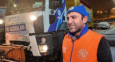 Arnavutköy'de kar küreme aracından çocuklara çay ikramı