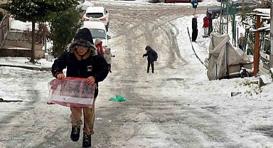 Arnavutköy'de kar yağışıyla kayak pistine dönen sokak dronla görüntülendi