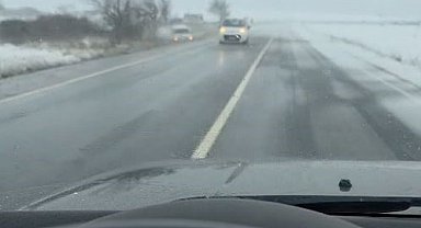 Arnavutköy'de kontrolden çıkan araç çayırlık alana uçtu: Kaza anı kamerada