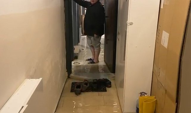 Arnavutköy'de sağanak yağışta ev ve iş yerlerini su bastı