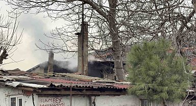 Arnavutköy'de yaşlı adamın yaşadığı gecekondu alev alev yandı