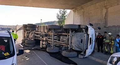 Arsuz'da hafriyat kamyonu devrildi
