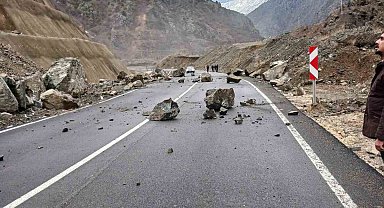 Artvin-Şavşat Karayolu'nda heyelan