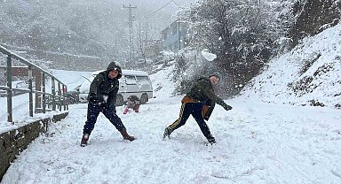 Artvin'de kar yağışı etkisini sürdürüyor
