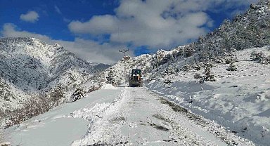 Artvin'de kar yağışı nedeniyle 34 köy yolu ulaşıma kapandı