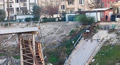 Asi Nehri üzerindeki yaya köprüsü çöktü