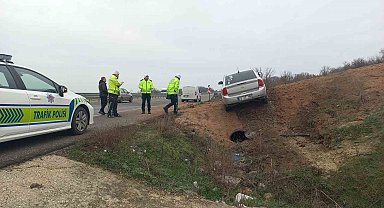 Aşırı hız ve gizli buzlanma nedeniyle otomobil tarlaya uçtu