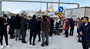 Aşkale Belediyesi'nden yolda kalan sürücülere sıcak ikram