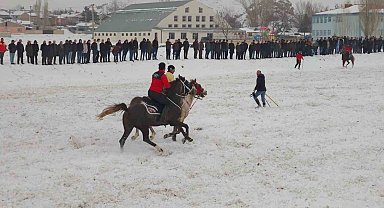 Aşkale'de cirit coşkusu: Dostluk müsabakası ilgiyle izlendi