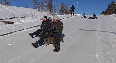 Aşkale'de dondurucu soğuklara rağmen hayat devam ediyor: Çocuklar -30'da kayarak eğlendi