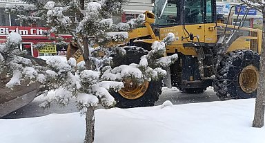 Aşkale'de kar temizleme çalışmaları son sürat devam ediyor
