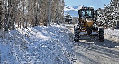Atatürk Üniversitesi kampüsünde kar temizleme çalışmaları aralıksız sürüyor