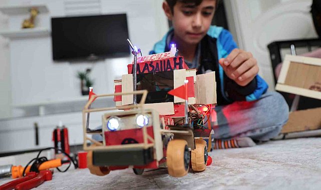 Atık malzemeler ve harçlığıyla traktör maketi üreten Selçuk, Selçuk Bayraktar'ı örnek alıyor