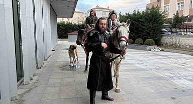 Atlarla geldiler: Film kostümüyle masal gibi nikah