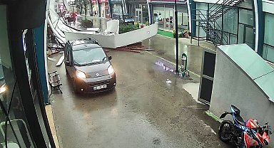Avcılar'da fırtına iş yerinin çatısının uçma anı kamerada