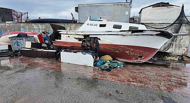 Avcılar'da lodos nedeniyle 3 tekne zarar gördü