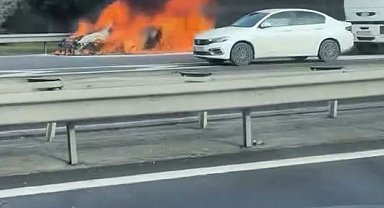 Avcılar'da seyir halindeki araç alev alev yandı