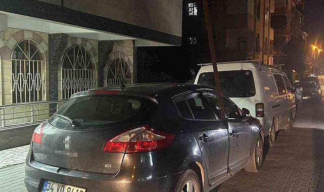 Avcılar'da şiddetli rüzgarda kopan 6 metrelik demir çubuk otomobile saplandı