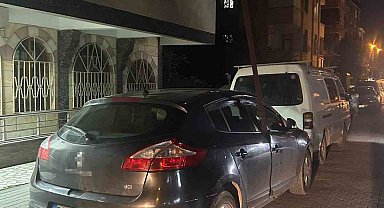 Avcılar'da şiddetli rüzgarda kopan 6 metrelik demir çubuk otomobile saplandı