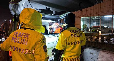 Avcılar'da yeni aldığı ehliyetin zarfını polise açtıran kadın sürücü ilk cezasını yedi