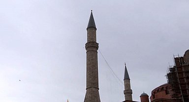 Ayasofya Camii'nin alemi şiddetli rüzgar nedeniyle düştü