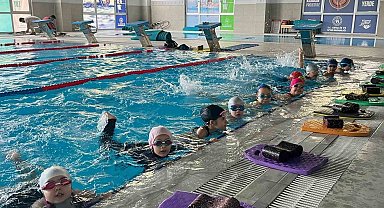 Aydınlı çocuklar yüzme öğrenip, tatilin tadını çıkarıyor