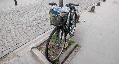 Aylardır ağaca kilitli duran bisikleti çöp kutusuna çevirdiler