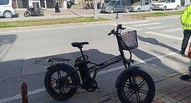 Aynı istikamette giden motosiklet ile elektrikli bisiklet çarpıştı: 1 yaralı