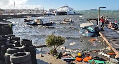 Ayvalık'ta kuvvetli fırtına tekneleri batırdı