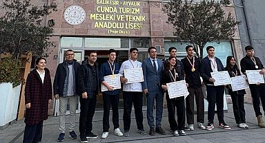 Ayvalıklı şef adayı öğrenciler İstanbul'dan 15 madalya ile döndü