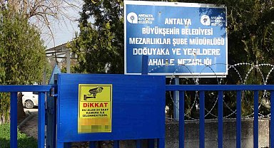 Babasının mezarındaki çiçekleri söküp uyuşturucu sakladılar
