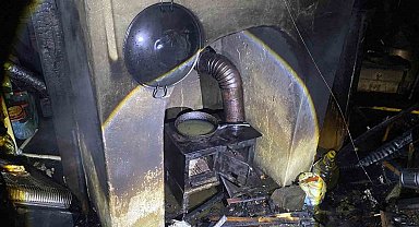 Bacadan çıkan yangında ev tamamen yanarak kullanılamaz hale geldi