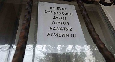 Bağımlılardan bıktı, evini camına "Bu evde uyuşturucu satışı yoktur, rahatsız etmeyin" yazlı not astı