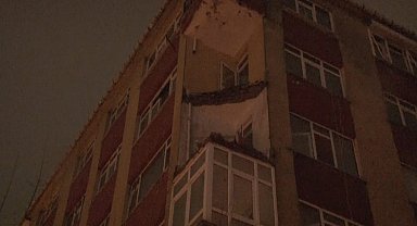 Bahçelievler'de daha önce boşaltılan binanın balkonu sağanak sonrası çöktü